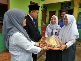 Kegigihanmu dalam mendidik kami tidak akan terlupakan. Upacara Peringatan Hari Guru Siswa Berikan Tumpeng Sebagai Ucapan Selamat Hari Guru Smk Wira Informatika Global