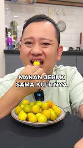 Makan jeruk sama kulitnya Ternyata enak juga, manis ada pait pait nya  dikit. Ini namanya jeruk kim kit ya, udah pada nyobain belum guys?  #jerukkimkit #jerukkimkitviral #jerukviral #oghelzulvianto ...