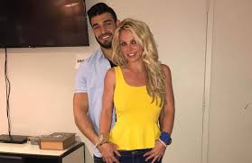 Sam asghari was born and brought up in tehran, iran and at the age of 12 he flew to the united states of america to live with his father, leaving his family house behind. Sam Asghari So Peinlich War Sein Erstes Treffen Mit Britney Spears