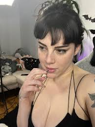 X에서 Haley Quinn 님 : blah blah nofilter etc etc 🤪 dont mind the cables,  just getting setup for todays stream @KickStreaming haleyquinnla  t.comn21WFLCTS  X