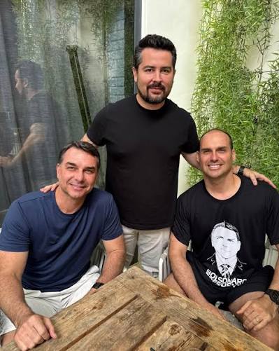 Eduardo - Separados por um oceano, “pero no mucho”. Mais alguém junto com  meu amigo Flavio Bolsonaro ? 📸 Com realpfigueiredo08 | Facebook