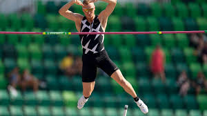 American pole vaulter honored for inspiring olympic moment. Yboe4hykssgonm