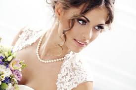 Per le spose che non vogliono osare con la cavigliera, sappiate che le scarpe da sposa celano nella maggior parte dei casi, quel tocco prezioso che donerà luce ai vostri piedi. Gioielli Per Il Matrimonio Quale Indossare Nel Giorno Piu Bellogioielleria Cirillo
