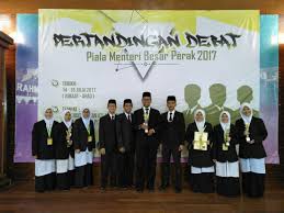 Dalam konteks di perak misalnya, menteri besar perak perlu menghadap sultan perak yang mempunyai kuasa melantik seorang adun yang mendapat kepercayaan majoriti bagi menjawat jawatan tersebut, katanya. Pertandingan Debat Piala Menteri Besar Perak 2017 Smk Agama Kerian Tmua