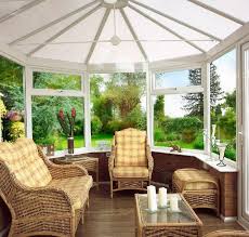 Rattan Mobel Und Laminatboden Im Wintergarten Wintergarten Zimmerpflanzen Haus Und Garten