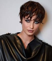 Pin de Krista Olsen em {Hair Inspiration} em 2025