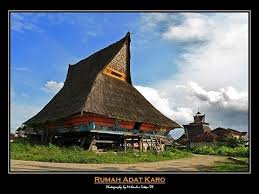 Rumah adat batak adalah salah satu bukti kekayaan budaya dan peninggalan sejarah di indonesia, tepatnya di provinsi sumatera utara. Gerga Rumah Adat Batak Karo