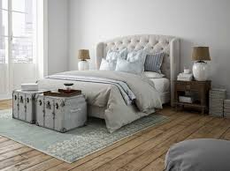 Letto con contenitore rialzato da terra per una pulizia più facile sotto al letto. I 6 Migliori Letti Matrimoniali Con Contenitore