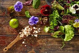 Generationen kleiner und großer kinder freuen sich, wenn mutter oder großmutter kuchen, torten und/oder gebäck, plätzchen und kekse nach familienrezept auf den tisch stellen. Essbare Bluten Als Edle Verzierung Des Speisetellers Metro