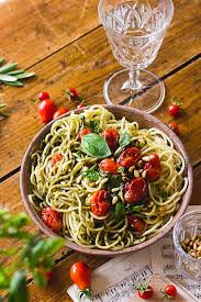 Spaghettis Au Pesto Aux Tomates Roties Et Aux Pignons Vegan Recette Pate Pesto Tomates Roties Pesto