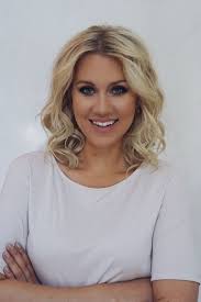 Dette føyer seg inn i rekken av tøffe saker som den svenske influenceren, forretningskvinnen og entreprenøren. Onsdagsfin Blondinbella Isabella Lowengrip Hairstyle Hair Hair Makeup