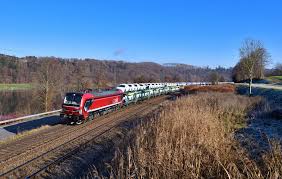 The first vectron multisystem locomotive from raillogix is particularly striking due to its red paint. 193 627 Mit Dgs 47142 Am 26 11 2020 Bei Sandbach Bahnbilder De