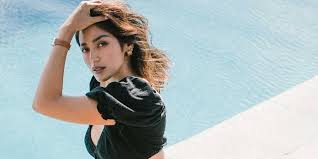 Jessica iskandar bergaun kuning dengan belahan dada rendah. Pakai Baju Belahan Rendah Di Sebelah Vincent Verhaag Jessica Iskandar Kena Semprot Netizen Diadona Id