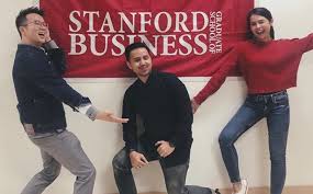 Maudy ayunda terlihat menawan dengan polesan kebaya merah bold.warna merah dipilih agar senada dengan selempang stanford university. Lanjut S2 Di Stanford University Maudy Ayunda Tak Boleh Ketinggalan Bawa Bantal Guling Gempak