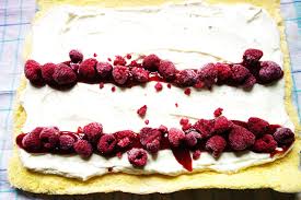 Den teig in eine spritztülle mit sehr dünner spitze geben und beliebige muster auf. Biskuitrolle Mit Muster Zungenzirkus