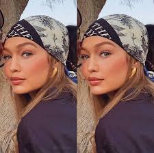 Apprenez comment mettre, nouer et porter un foulard bandana homme et femme, autour du cou ou sur la tête, tuto pour faire des nœuds et idées de looks mode. Gigi Gigi Hadid Bandana Hairstyles Gigi Hadid Gif
