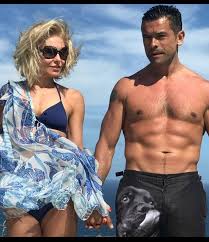 2019 les murs sont devenus plus petits. Kelly Ripa Reveals Surprising Family Plans For Her And Mark Consuelos After Youngest Son Turned 18 Hello