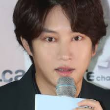 The music video features the recurring cast of knowing brothers (아는형님), which includes kim hee chul and min kyung hoon, and also features momo (twice) as the female protagonist. Kim Hee Chul Facts Bio Wiki Net Worth Age Height Family Affair Wife Married Birthday Siblings Tv Shows Facts Super Junior Career News Factmandu
