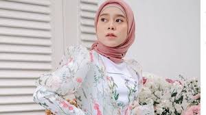 Lesti kejora, 2018 yılından beri mercu buana üniversitesi'nde eğitimine devam etmektedir. Biodata Lesti Kejora Masuk 5 Besar Wanita Tercantik Kalahkan Lisa Blackpink Perubahannya Drastis Surya