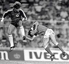 Schumacher also gave battiston his goalkeeping jersey before a friendly between the two sides in strasbourg in april 1984. Muss Es Immer Faust Sein Zum Runden Leder
