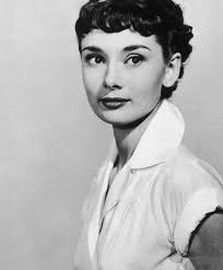 تألقت سعاد حسني في كثير من أعمالها بالشعر القصير، مع الفستان المنفوش القصير المزين بالزهور، وظهرت ايضا في إطلالات أخرى عودتنًا دائما الفنانة لبني عبد العزيز علي الظهور في إطلالتها بالشعر القصير، ولكن ظهرت في بعد الأفلام بالشعر الطويل. Ù‚ØµØ§Øª Ø§Ù„Ø´Ø¹Ø± Ø§Ù„Ù‚ØµÙŠØ± Ø¨Ø­Ø³Ø¨ Ø§Ù„Ù†Ø¬Ù…Ø§Øª Ø§Ù„Ø¹Ø§Ù„Ù…ÙŠØ§Øª Ù…Ø¬Ù„Ø© Ø³ÙŠØ¯ØªÙŠ