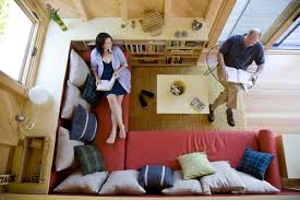 Kleines Zimmer Einrichten Wohnzimmer Sitzecke Sitzbank Polsterung Kissen Gemuetlich Holz Kleine Zimmer Einrichten Wohne Im Tiny House Zimmer Einrichten