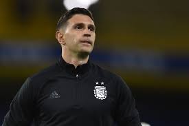 Es que emiliano dibu martínez ayer se convirtió en héroe después de atajar tres penales ante colombia por la semifinales de la copa américa para darle el pasó al conjunto albiceleste hacia la gran final donde enfrentarán a brasil en el mítico maracaná. De La Escuela De Pepe Todas Las Noticias De Independiente Infiernorojo Com