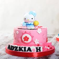 Disarankan untuk kue ulang tahun berbentuk hello kitty kali ini menggunakan kue sponge yang teksturnya lebih ringan dari yang lainnya letakan dan susun batang coklat menyerupai kumis hello kitty. Kue Ulang Tahun Model Hello Kitty Diameter 16 Cm Kue Coklat Shopee Indonesia