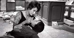 Un film intenso che sa arrivare al grande pubblico ricordandogli un passato che si vorrebbe forse gettare alle spalle. La Recensione Di La Ciociara Di Vittorio De Sica