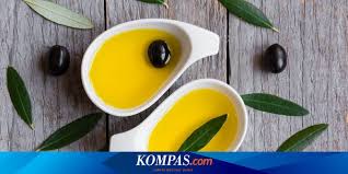 Extra virgin olive oil (evoo) atau minyak zaitun dikenal sebagai salah satu minyak tersehat di dunia. Manfaat Minyak Zaitun Untuk Rambut Cantik Dan Sehat Halaman All Kompas Com