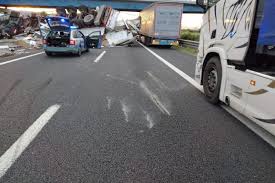 L'incidente è avvenuto poco dopo le 11 in via roma. Incidente Sulla A11 Camion Sfonda Il New Jersey In Cemento E Si Ribalta Su Due Corsie