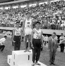 楊傳廣（阿美語： maysang kalimud ，1933年7月10日－2007年1月28日）書寫系統制定前，楊本人慣以 misun 拼寫其族名 。 生於日治台灣 台東廳，為馬蘭部落的阿美族人。 曾代表中華民國參加奧運 十項全能競賽，獲1960年羅馬奧運會銀牌，這也是中華民國獲得的第一枚奧運獎牌。 。他也是十項全能史上打破. å°åŒ—ç•«åˆŠ106å¹´1æœˆç¬¬588æœŸ å¥§é‹å‚³å¥‡é€ä¸–10é€±å¹´ç´€å¿µæ°¸é çš„äºžæ´²éµäººæ¥Šå‚³å»£ è‡ºåŒ—æ—…éŠç¶²