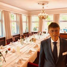 Es liegt nur einen kurzen fußweg von der möhnetalsperre entfernt. Haus Delecke Mohnesee Thomas Figge Hoteldirektor Kettler Stiftung Hattingen Mohnesee