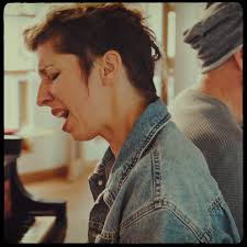 Béatrice avait une condition rare et particulière qu’on voyait un peu comme  un super pouvoir. Elle avait un don pour l’essentiel. La famille, l’amour,  la rigolade, la musique et la pizza. Bien sûr, ...