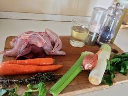 In una largo tegame mettete l'olio a scaldare , aggiungetevi il coniglio tagliato a. Coniglio In Tegame Di Terracotta Giornale Del Cilento