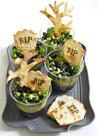 Verrine Taco Halloween Pierres Tombales Et Arbres En Pate A Pizza Cuite Garniture De Guacamol Repas Halloween Facile Apero Halloween Recette Halloween Apero