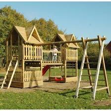 Spielturm Hier Haben Die Kinder Alle Moglichkeiten Sich Auszutoben Mit Dachgauben Brucke Und Uberdachten Picknick Platz Spielturm Kinderspielhaus Holz Turm