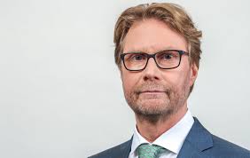 Justizminister Dirk Adams (BÜNDNIS 90/DIE GRÜNEN): „Ich habe heute den  Justizausschuss über den Stand des Ermittlungsverfahrens der  Staatsanwaltschaft gegen einen ehemaligen Beamten des Thüringer  Oberlandesgerichts und drei weitere Beschuldigte ...