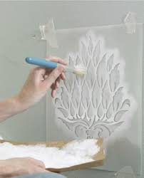 Bu tasarım seçeneğinin bir dizi olumlu özelliği var ve bunlardan ilki, analogları olmayacak şekilde eşsiz bir iç mekan elde etme fırsatı. Duvarlar Icin Kendin Yap Sablonlar Bir Erkek Cocuk Odasi Ve Duvar Dekoru Icin Bir Kiz Icin Sablonlar