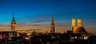 Andando pelo centro da cidade (altstadt) é possível conhecer melhor a historia de munique, além de ver a arquitetura enxaimel e grandes. Viajar E Simples