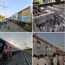 यूपी के प्रयागराज में बुधवार की देर शाम एक दर्दनाक हादसा हो गया। करछना के  पचदेवरा क्षेत्र में बिहार निवासी चार युवकों की ट्रेन से कटकर मौत ...
