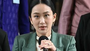 दुश्‍मन देश के नेता को 'चाचा' बुलाना पड़ा भारी, लीक हुई फोन कॉल तो सस्‍पेंड  हो गईं थाइलैंड की पीएम शिनावात्रा | Thailand PM Paetongtarn Shinawatra  Suspended Over A ...