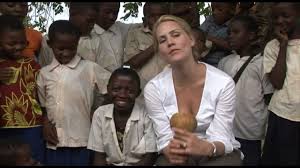 Auf dem roten sofa spricht sie über die benefizaktion hand in han. World Vision Botschafterin Judith Rakers Youtube