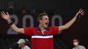 Follow my day and nights on the road to become the best badminton. B3ucufywde0rm