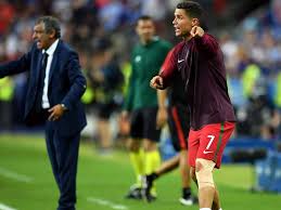 Portugal ist weit mehr als nur cristiano ronaldo. Santos Lobt Ronaldo Fur Sein Verhalten Im Em Finale 2016 Goal Com