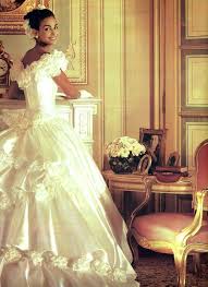 Schau dir unsere auswahl an jackie o wedding an, um die tollsten einzigartigen oder spezialgefertigten, handgemachten stücke aus unseren shops zu finden. Pronovias 1994 Wedding Dress Wedding Gown Silk Lace Fabric Flowers Ines Sastre Schone Kleider Brautkleid Braut