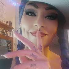 Women with tattoos ❤️ this? How many do you have