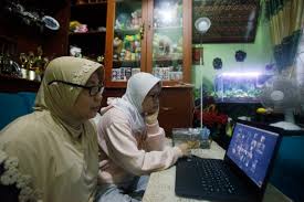 Teknologi hijau adalah teknologi rendah karbon dan lebih mesra alam berbanding dengan teknologi sedia ada. Kementerian Pendidikan Buka Sekolah Di Zona Hijau Nasional Koran Tempo Co