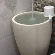 Bak mandi berbentuk cangkir kopi dengan warna hitam ini kece abis. Inspirasi Dekorasi Rumah Kantor Dan Taman Dengan Bak Mandi Unik Yang Cantik