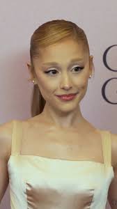 Our b̶u̶b̶b̶l̶e̶s̶ hearts are bursting. 🫧 #ArianaGrande arrives to the  Golden Globes First-Time Nominee Celebration.